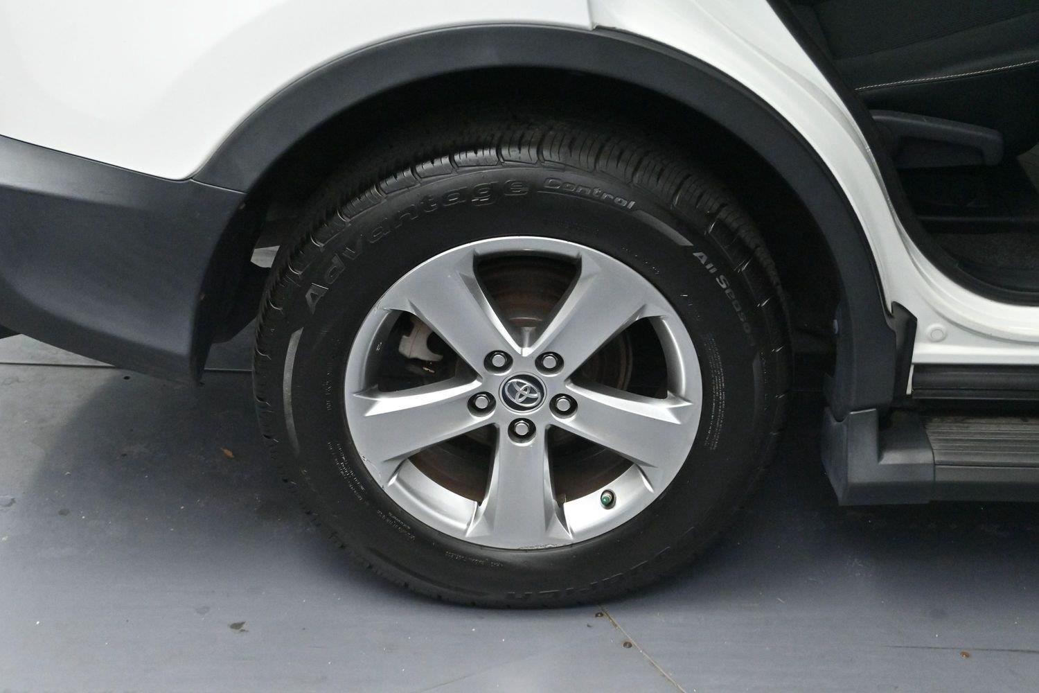 Used 2015 Super White Toyota XLE image 32
