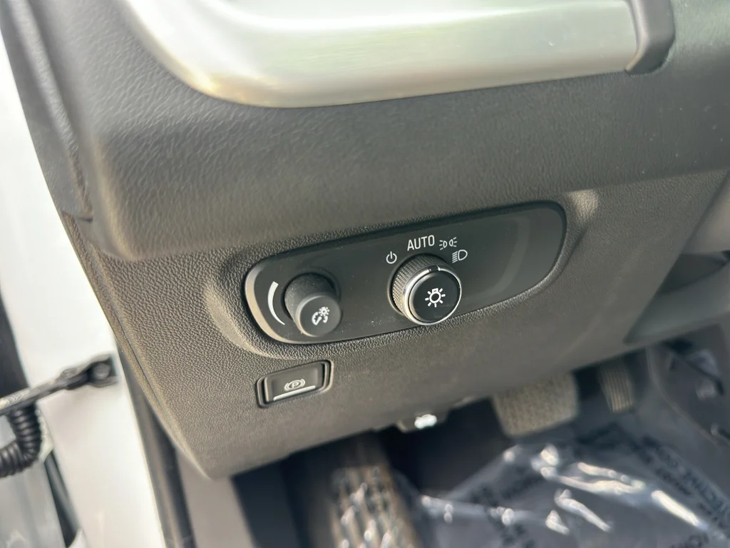 Used 2022 Summit White GMC SLE image 29