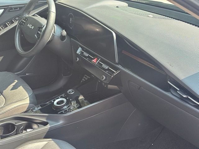Used 2023 Snow White Pearl Kia Wave image 26