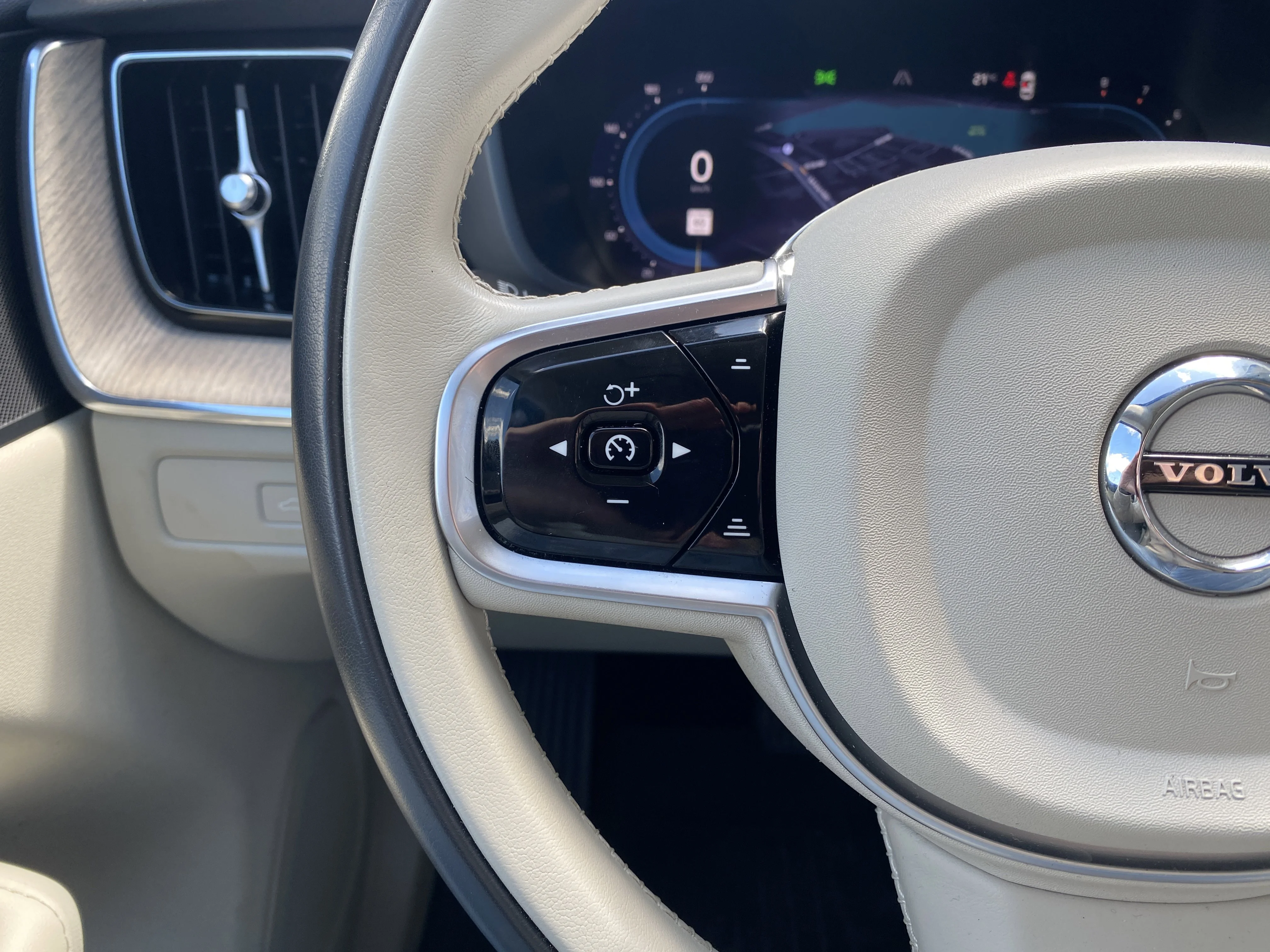 Certified Used 2024 Blue Volvo Plus Dark Theme AWD * 360 CAMERA * PANORAMIC SUNROOF * SAFETY PLUS * image 12