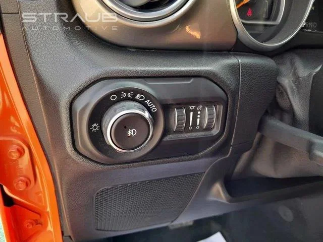 Used 2018 Punkn Metallic Clearcoat Jeep Sahara image 18
