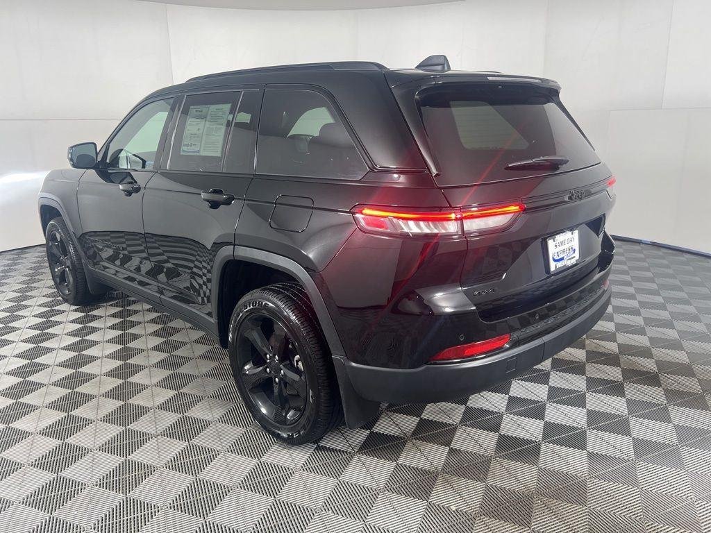 Used 2025 Diamond Black Crystal Pearlcoa Jeep Altitude X image 7