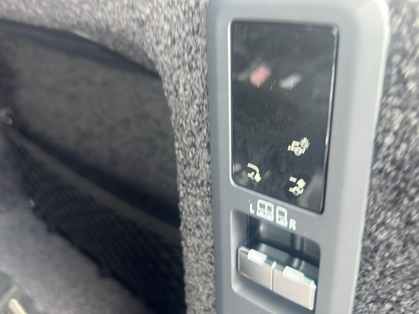 New 2026 Eiger Grey Metallic Land Rover SE image 31