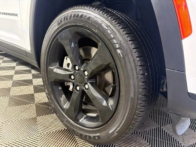 Used 2023 White Jeep Altitude image 10