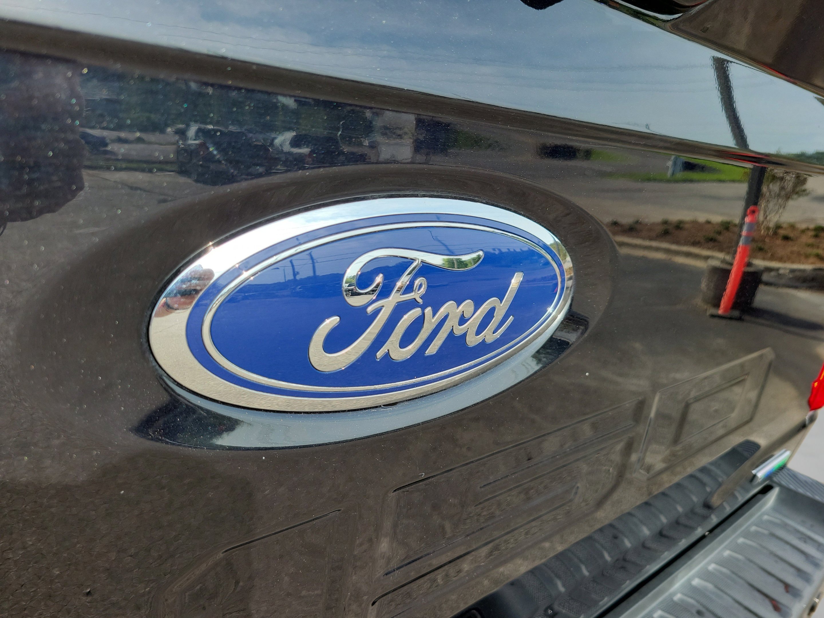 Used 2022 Black Metallic Ford Lariat image 38