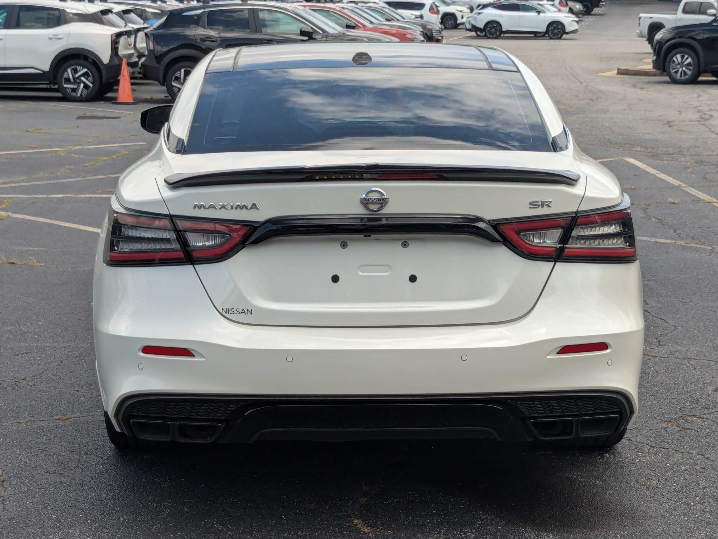 Used 2022 White Nissan SR image 4