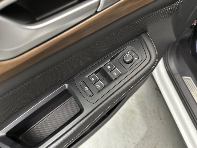 Used 2024  Volkswagen 2.0T SE w/Technology image 19