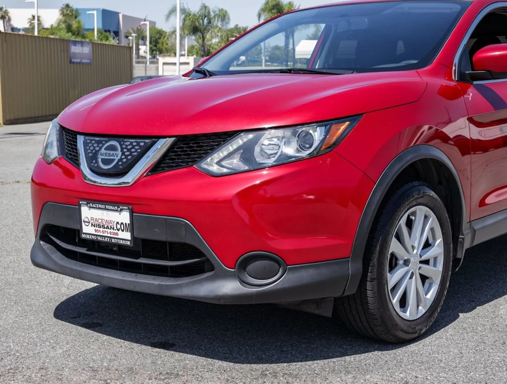 Used 2018 Red Nissan S image 9