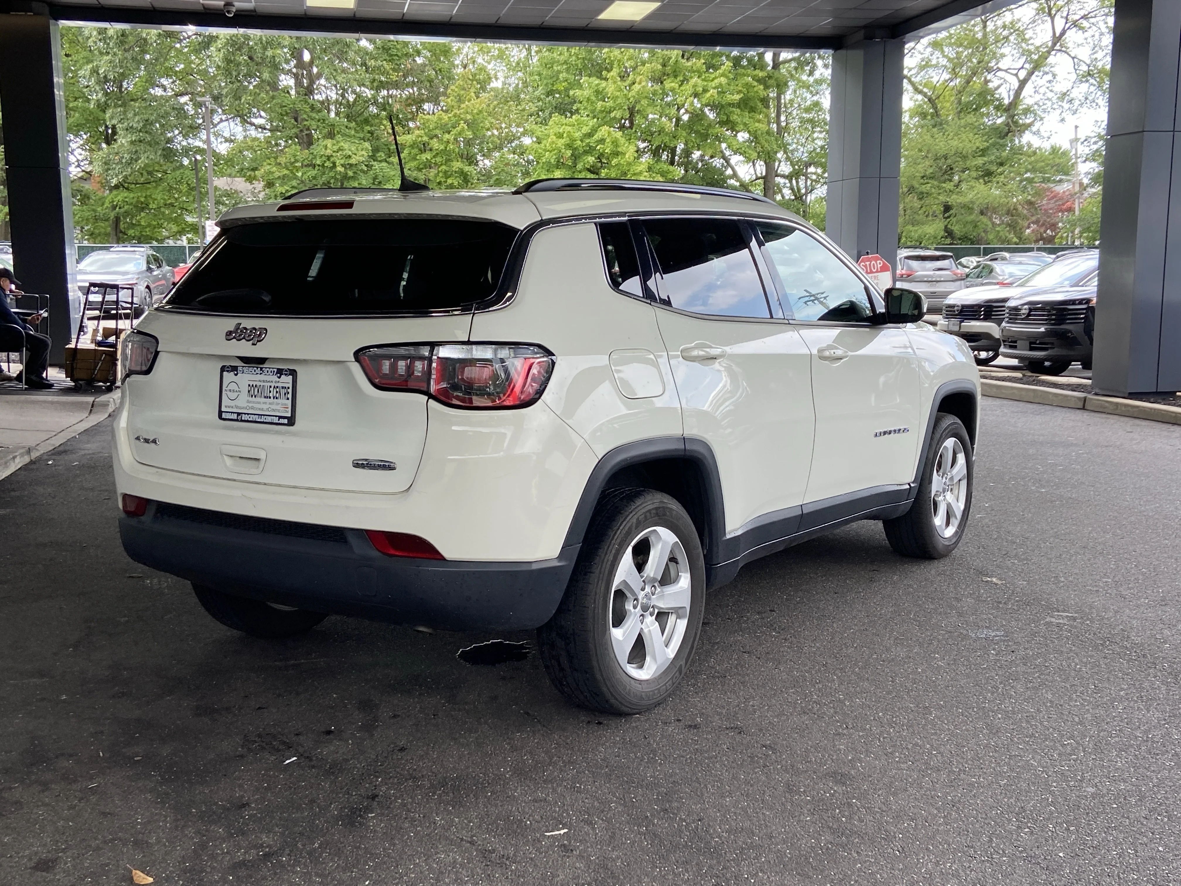 Used 2020 White Clearcoat Jeep Latitude image 5