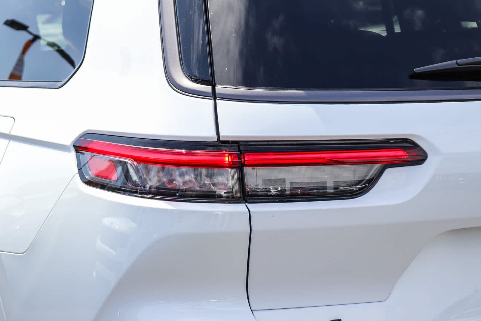 New 2027 Bright White Clear-Coat Paint Jeep Limited Reserve image 7