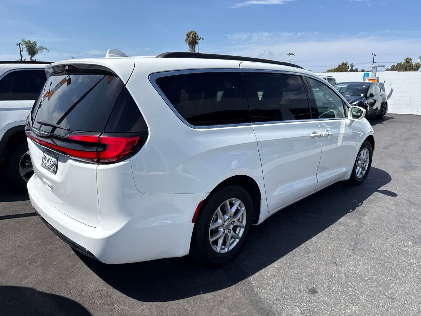 Used 2022 Bright White Clearcoat Chrysler Touring L image 9