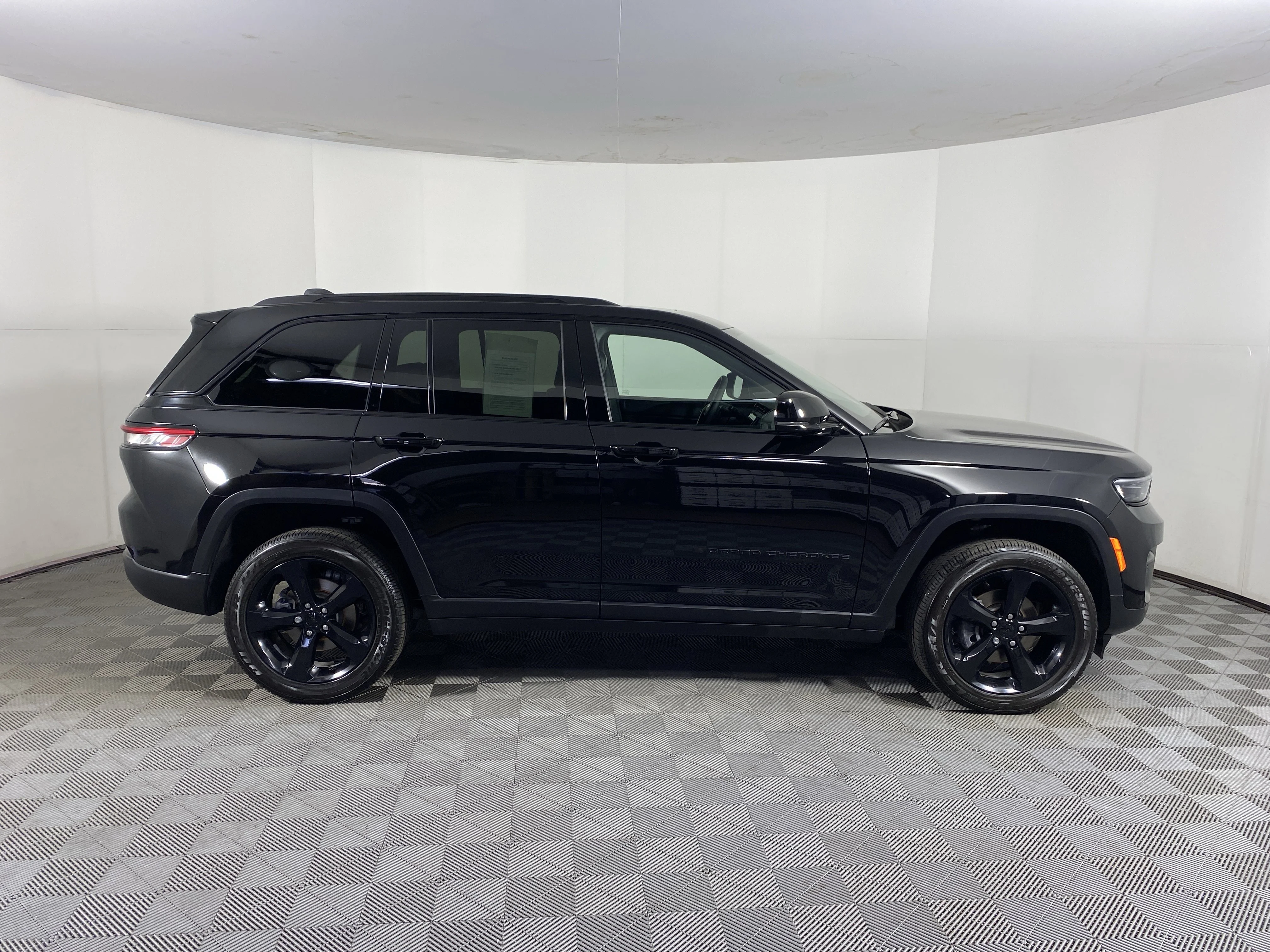 Used 2024 Diamond Black Crystal Pearlcoat Jeep Altitude X image 7