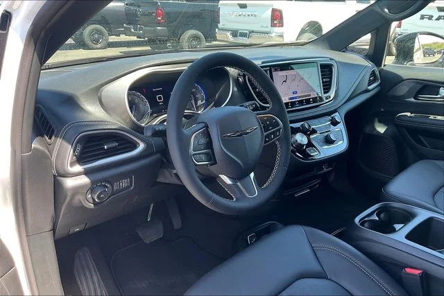 2026 Chrysler Pacifica Select - Photo 6