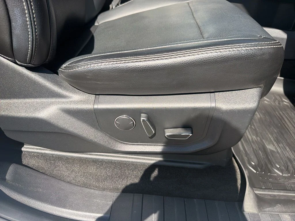 Certified Used 2017 White Platinum Clearcoat Metallic Ford Lariat image 40