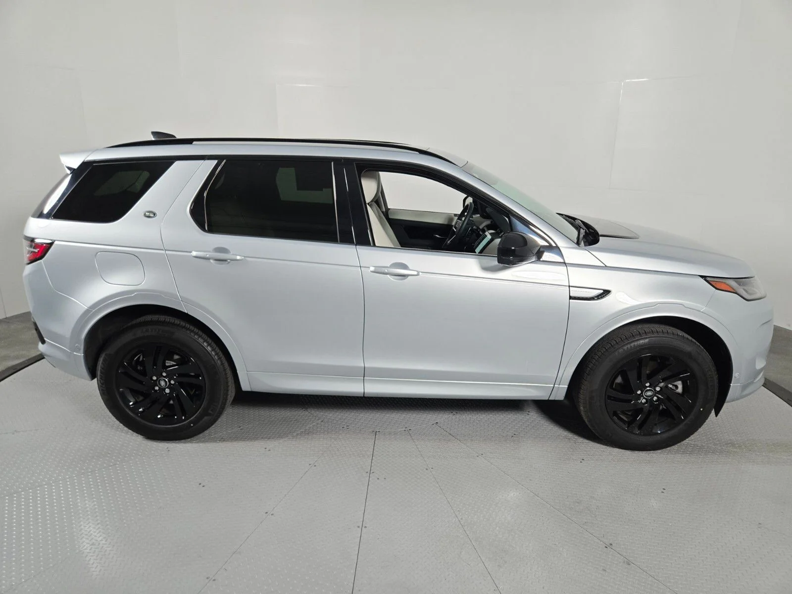 Used 2025 Hakuba Silver Metallic Land Rover S image 6