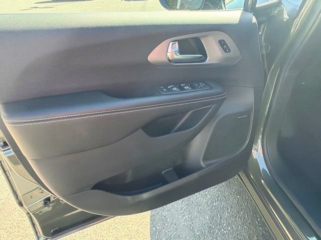 New 2027 Olive Green Pearl-Coat Exterior Paint Chrysler Limited image 16