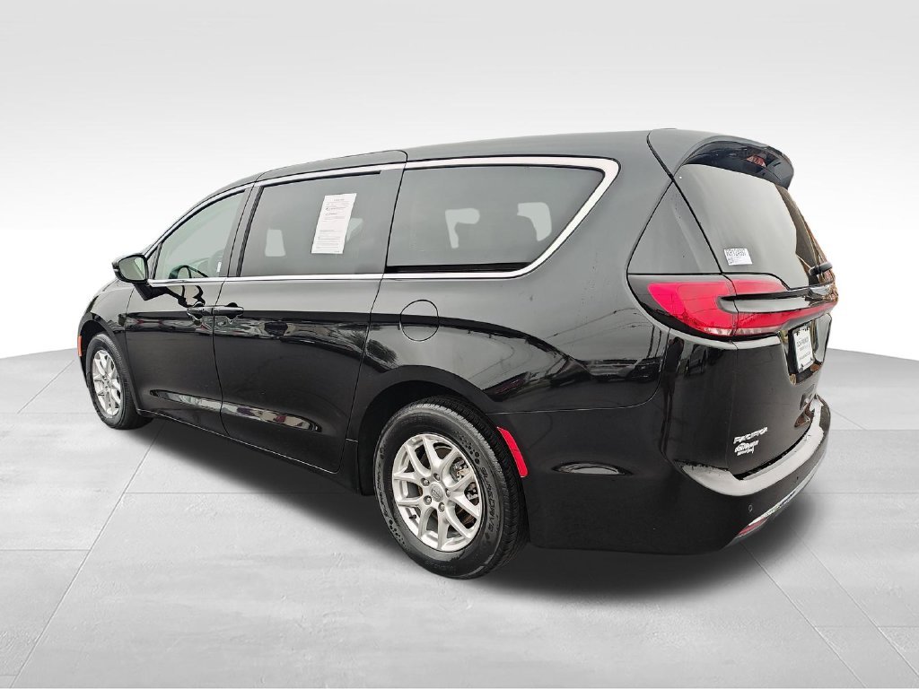 Used 2024 Black Chrysler Touring L image 3