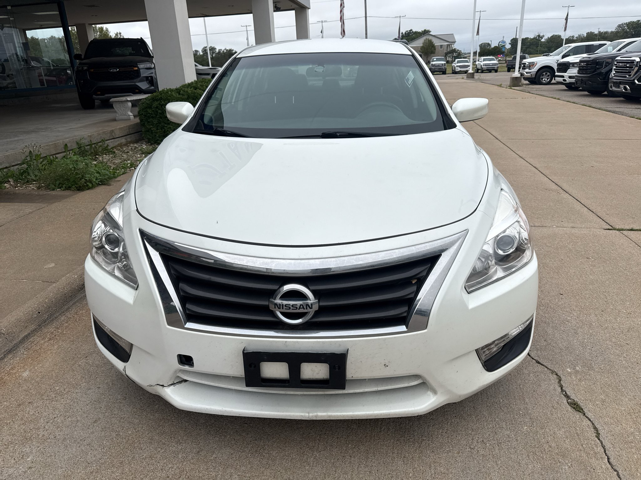 Used 2014 Pearl White Nissan 2.5 S image 8