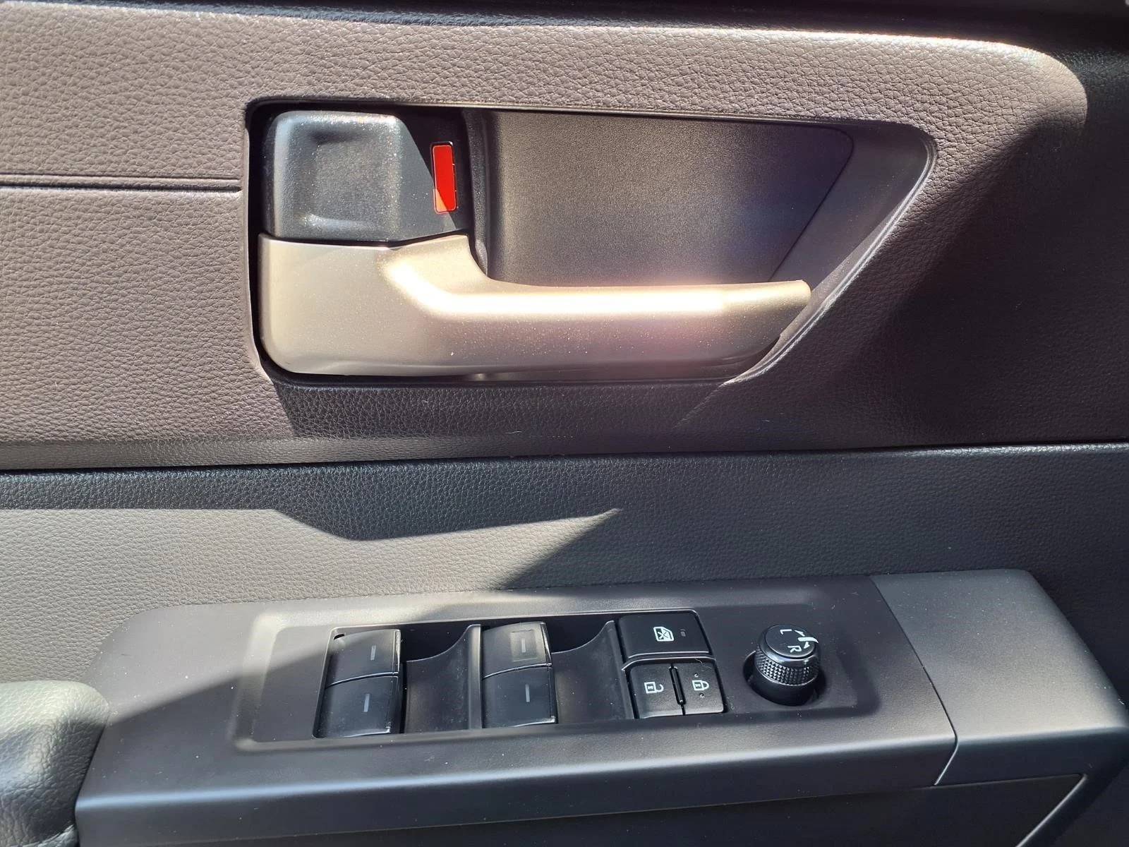 Used 2025 White Toyota SR5 image 27