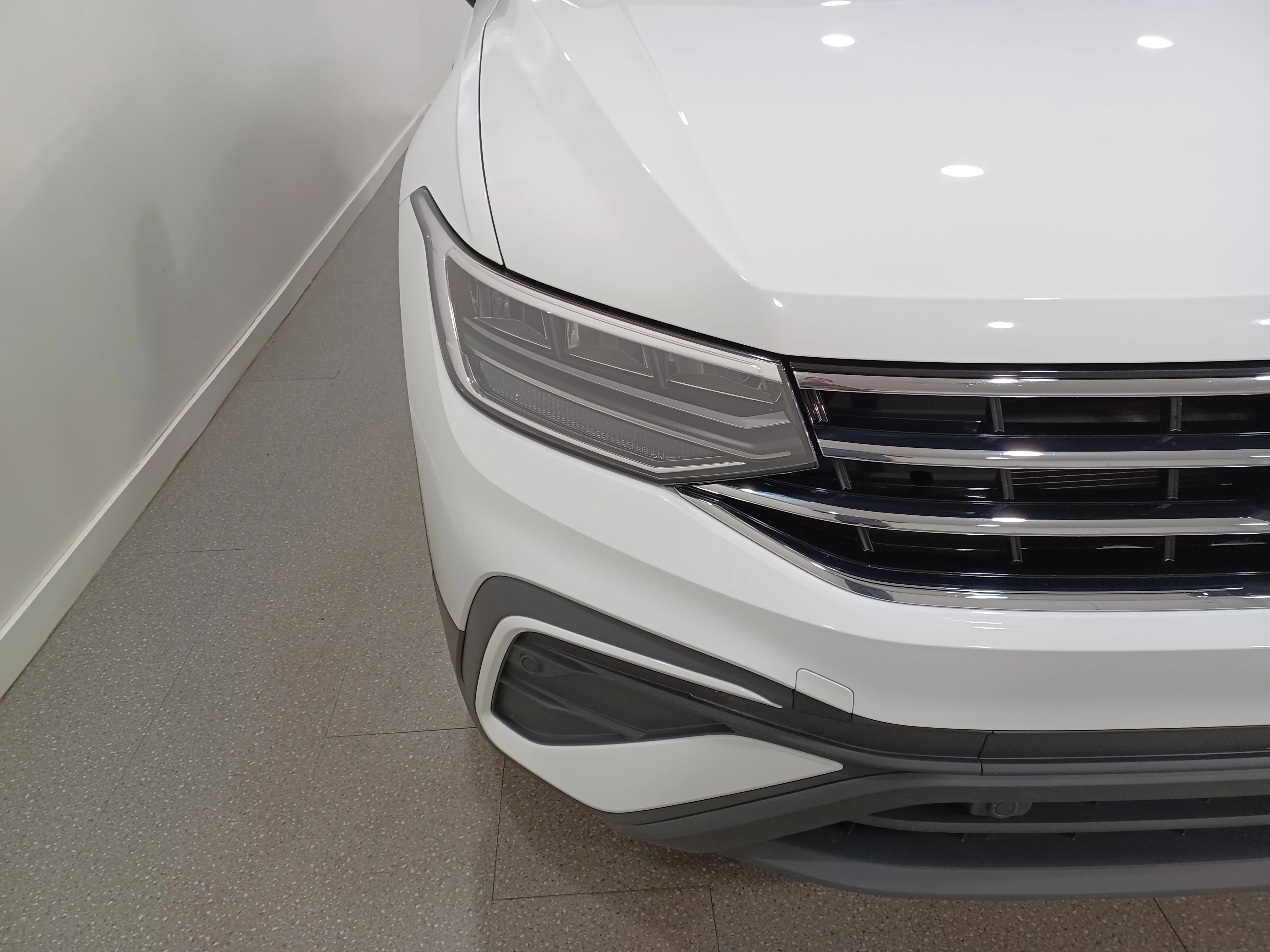 Certified Used 2024 Pure White Volkswagen Comfortline 4Motion*Adapt Cruise | Remote Start | Htd Lthr & Wheel | Pano Roof | Blind Spot Detect image 4