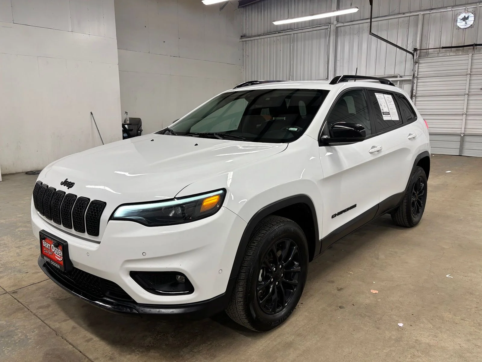 Used 2023 White Jeep Altitude image 2