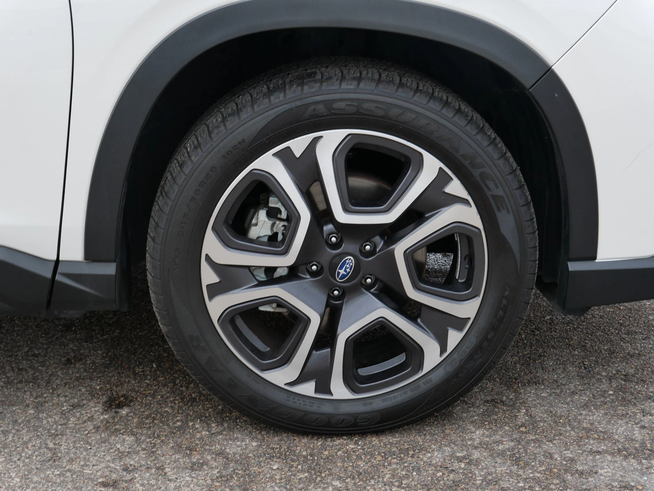 Used 2023 Crystal White Pearl Subaru Limited image 16