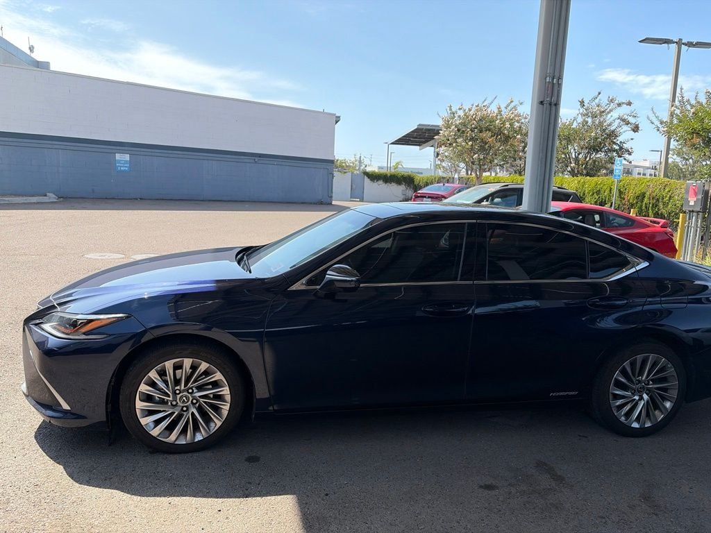 Used 2021 Blue Lexus 300h Luxury image 9