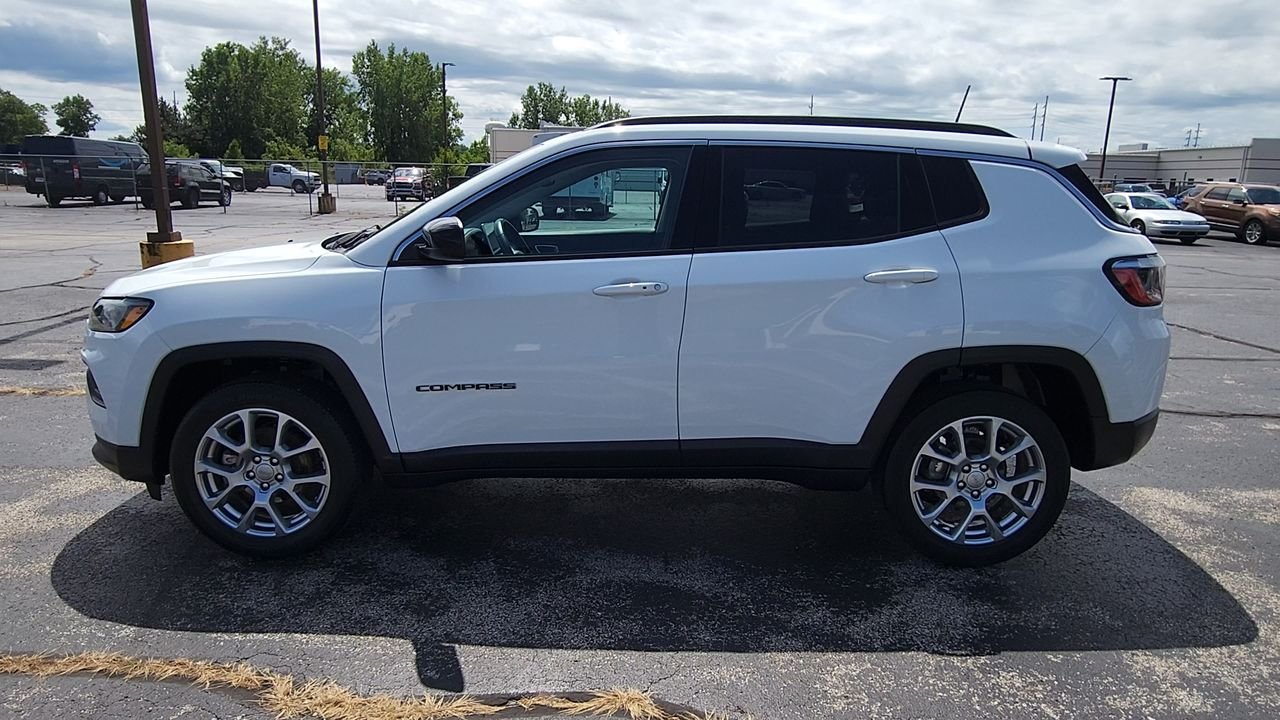 Used 2022 White Jeep Latitude Lux image 5