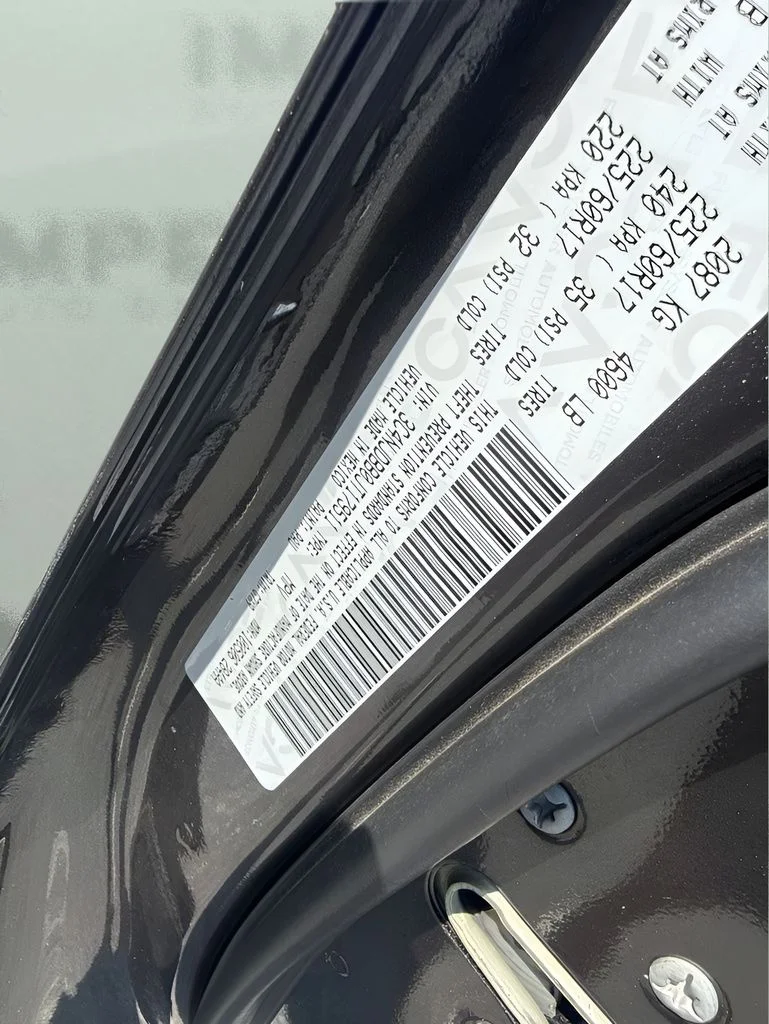Used 2018 Gray Jeep Latitude image 23