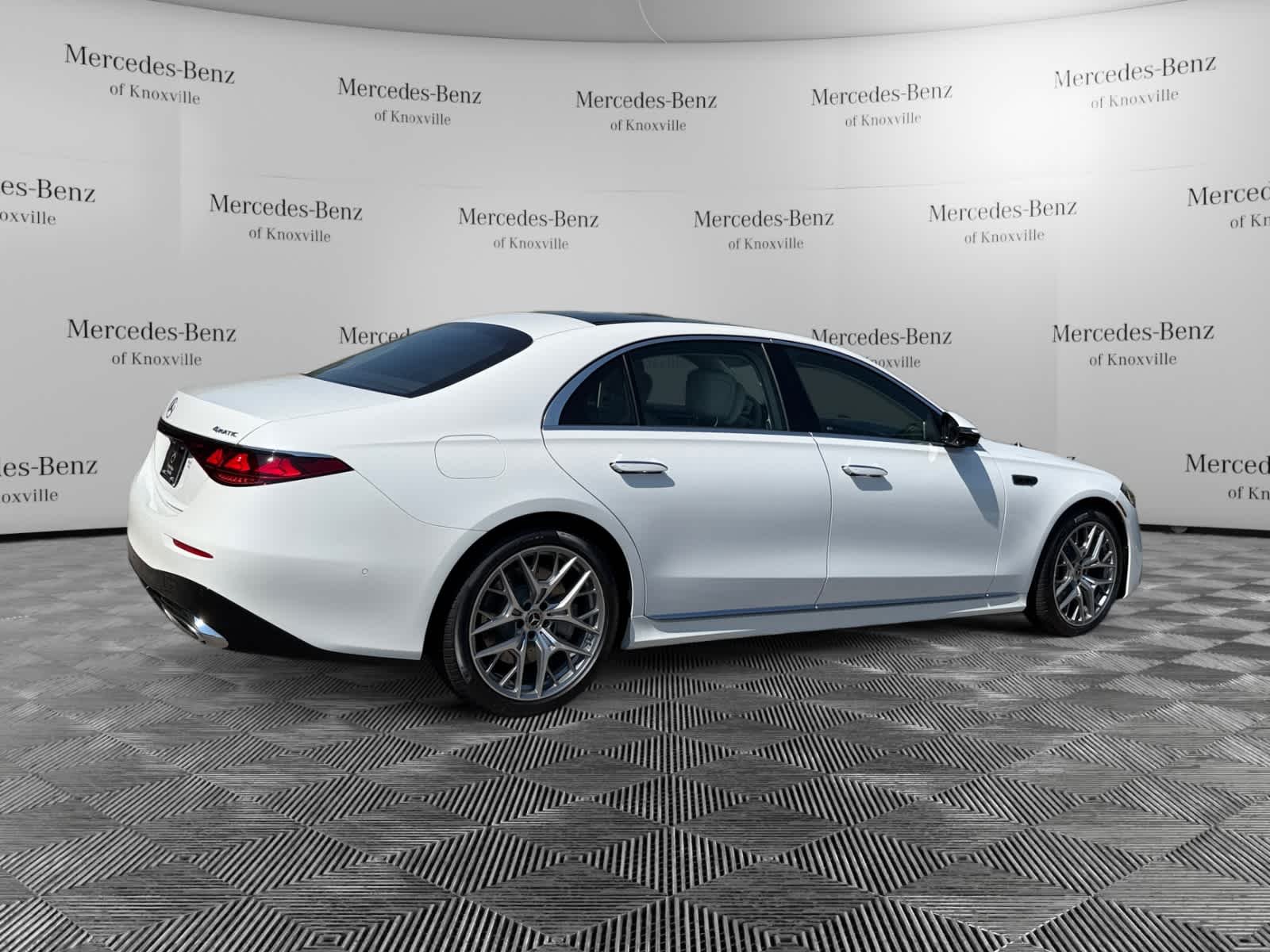 New 2027 MANUFAKTUR Moonlight White Metallic Mercedes-Benz S 500 image 5