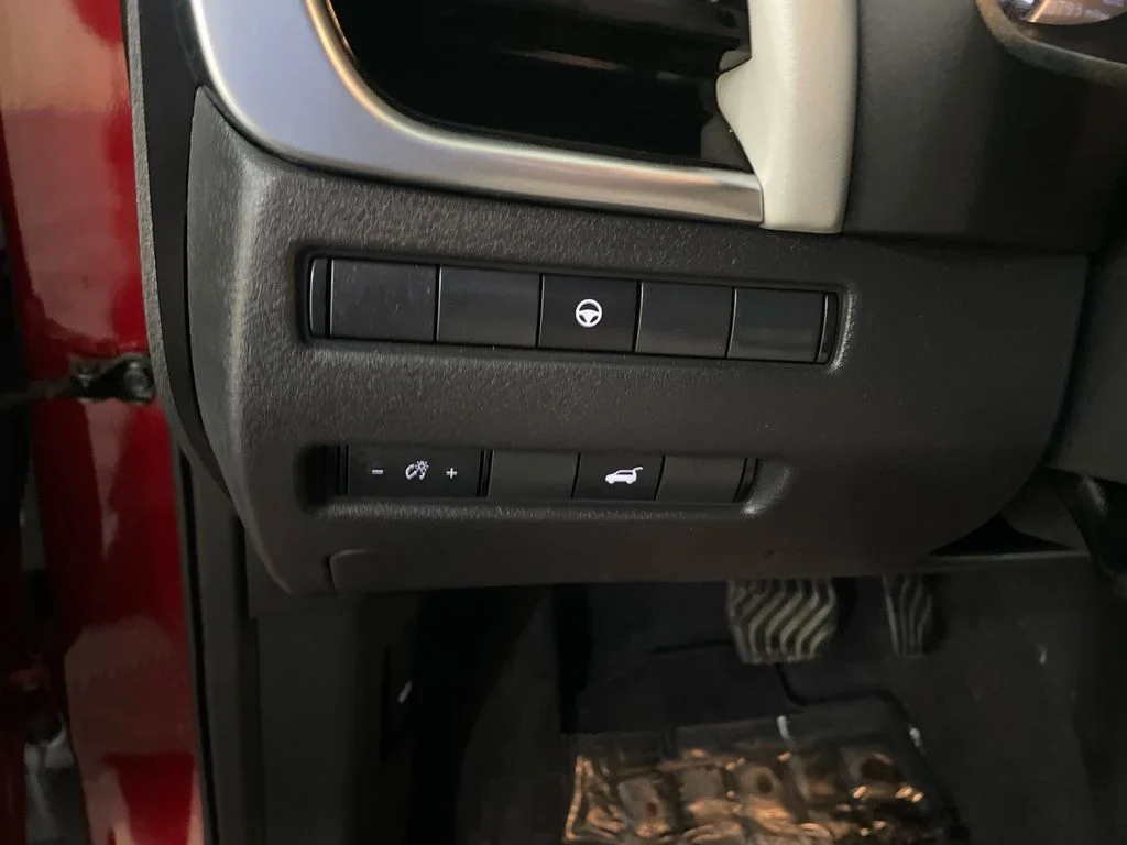 Used 2022 Scarlet Ember Tintcoat Nissan SL image 13