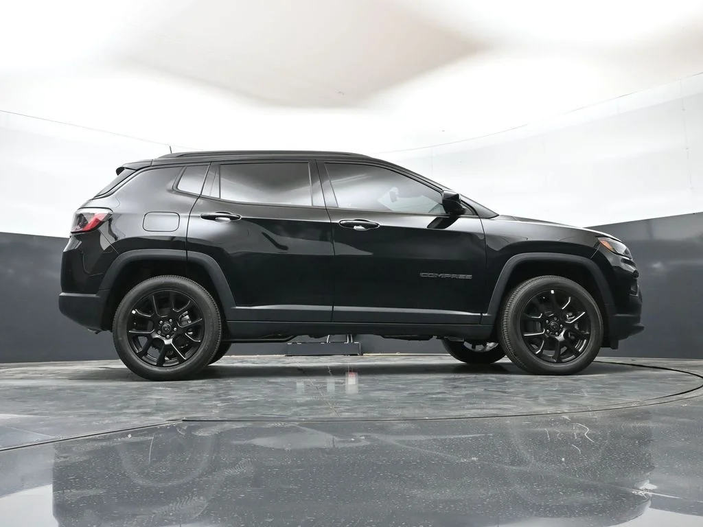 New 2026 Diamond Black Crystal Pearl-Coat Exterior Paint Jeep Latitude image 43