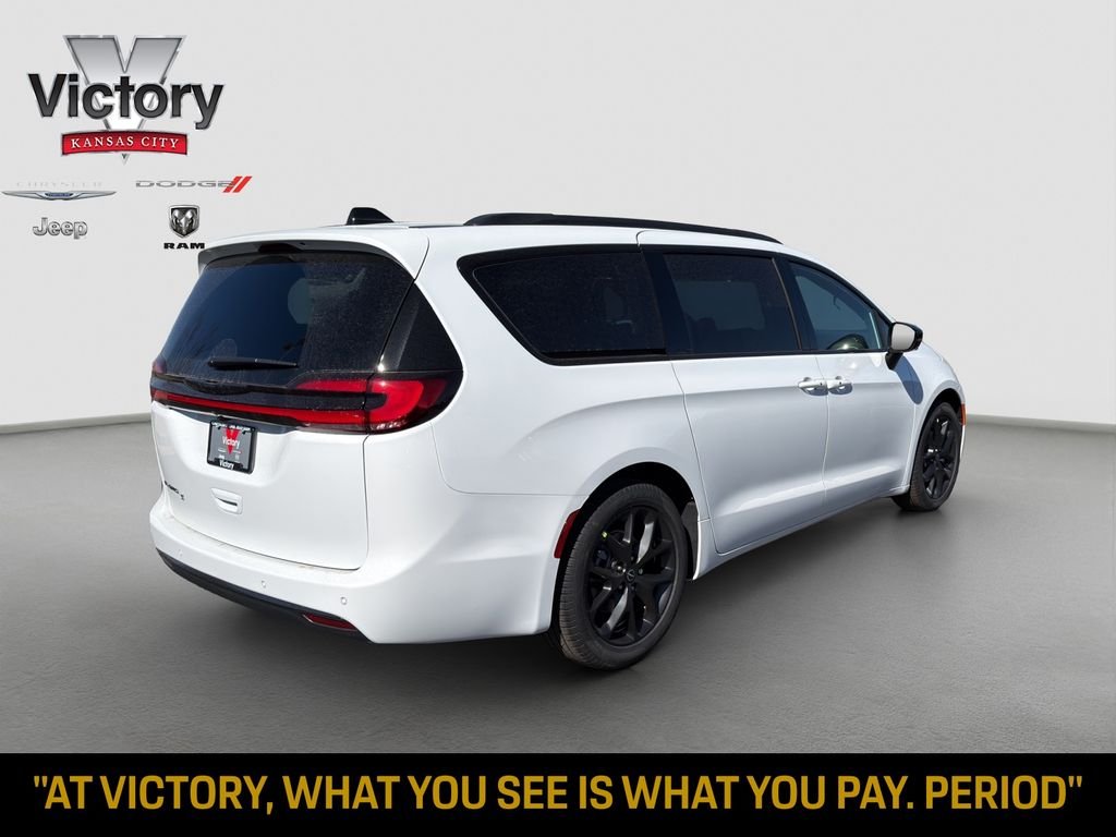 New 2026 Bright White Clear-Coat Exterior Paint Chrysler Select image 7