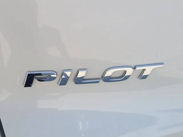 Used 2019 White Honda Touring 7-Passenger image 36