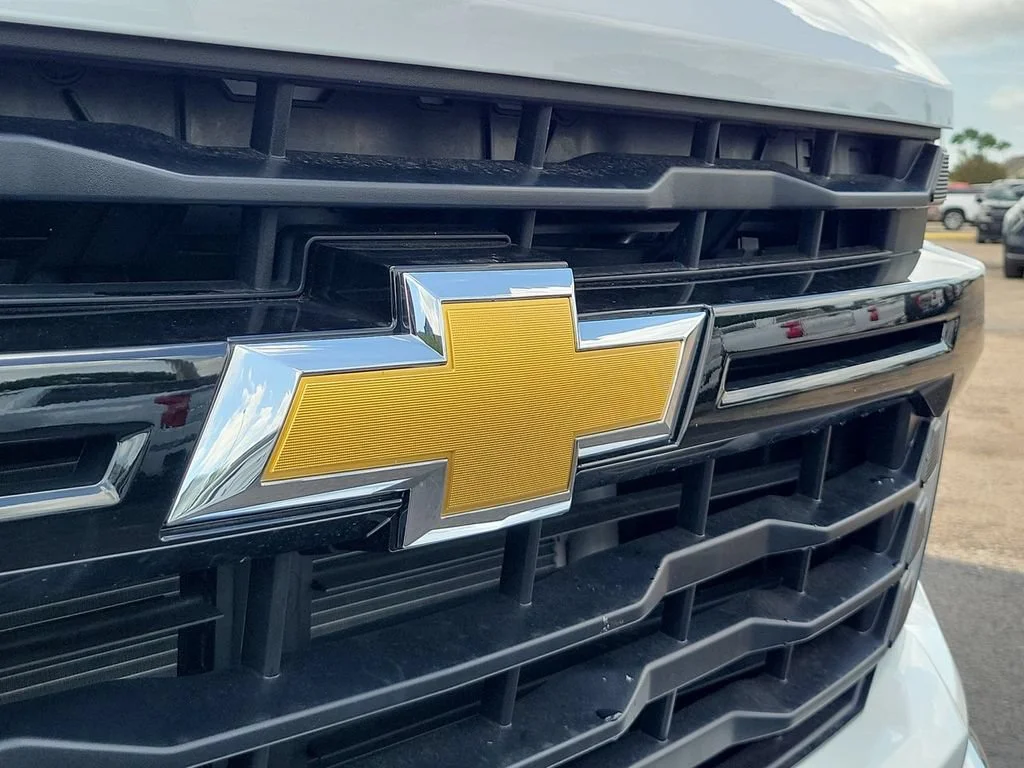 New 2026 Summit White Chevrolet WT image 25