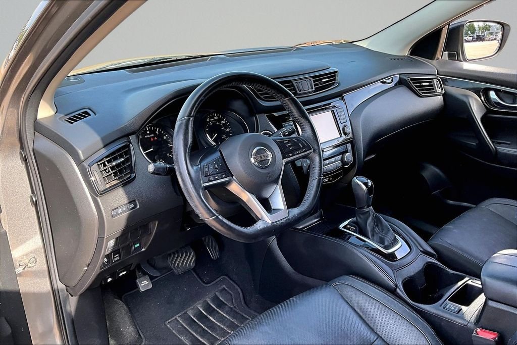 Used 2017 Gray Nissan SL image 11