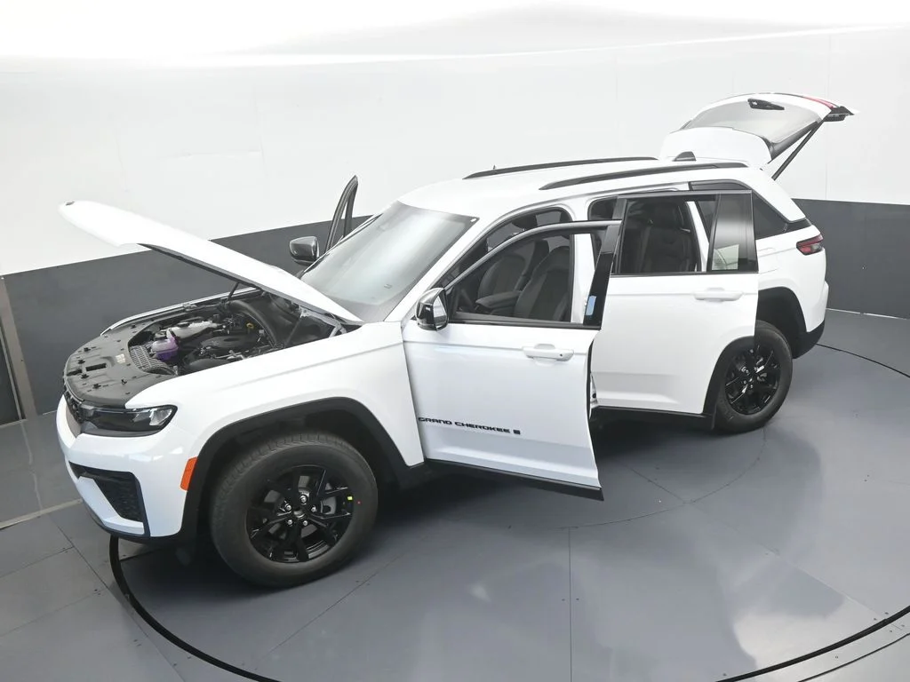 New 2026 Bright White Clear-Coat Exterior Paint Jeep Laredo image 63