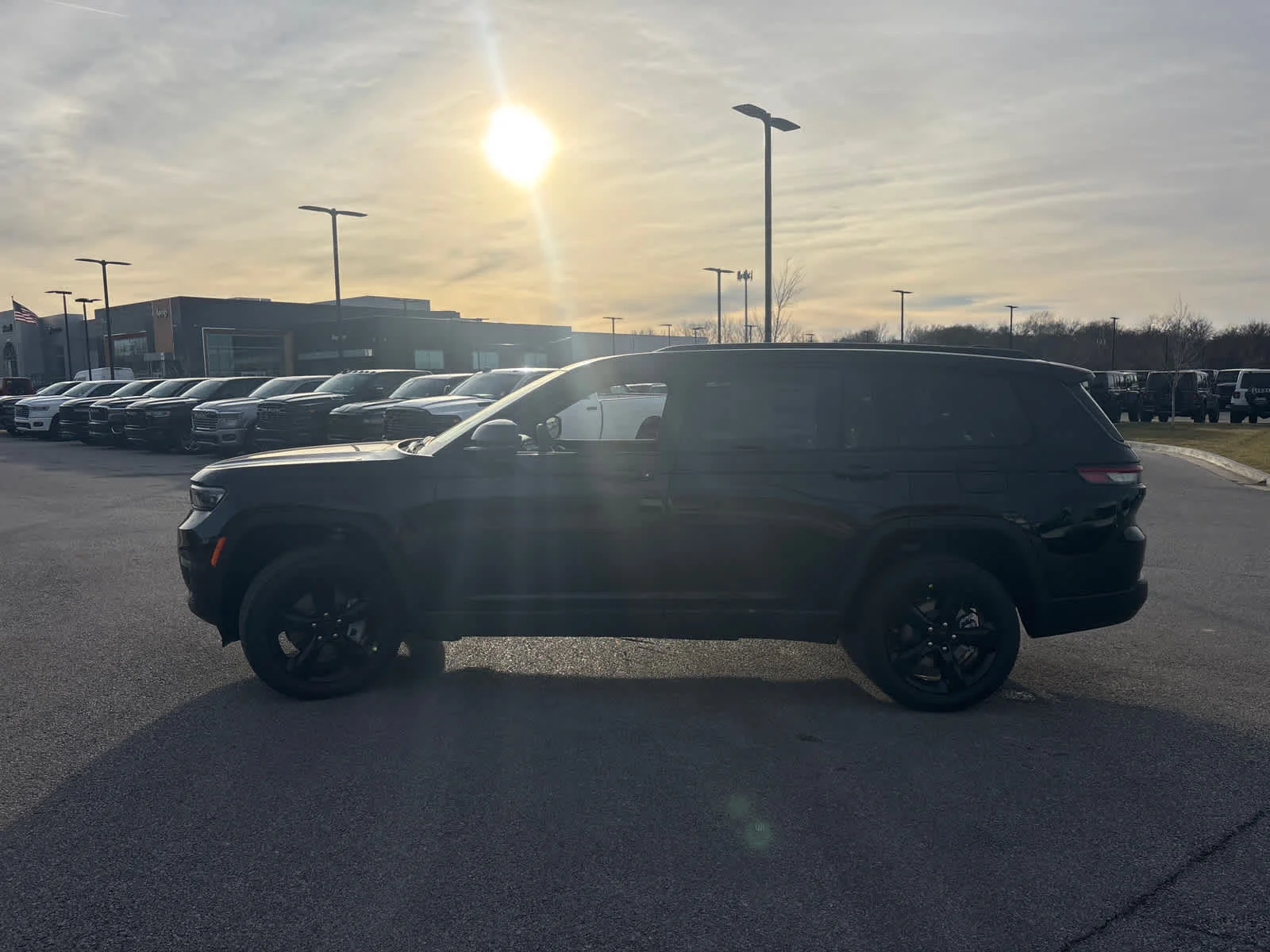New 2025 Diamond Black Crystal Pearl-Coat Exterior Paint Jeep Limited image 5