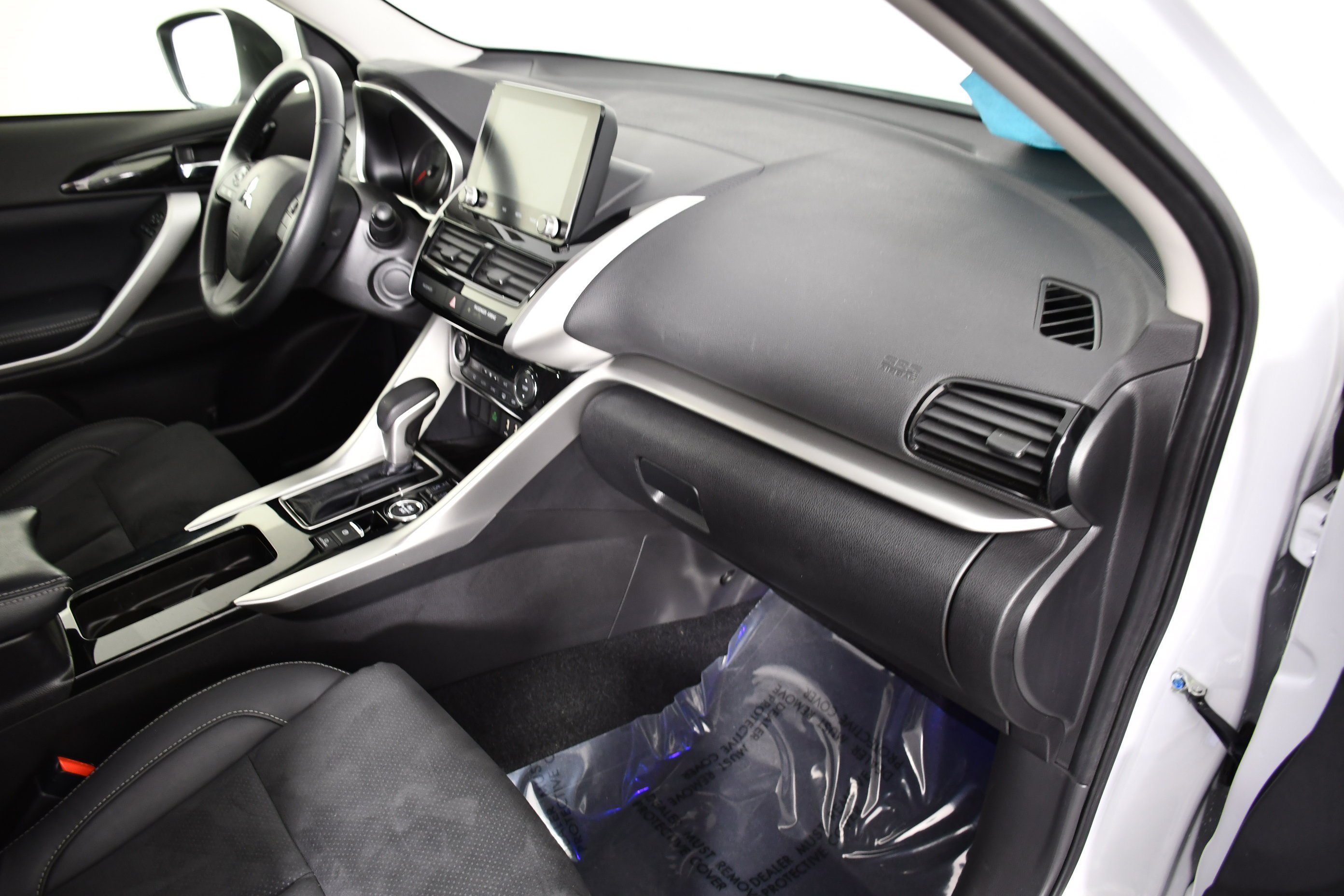 Used 2023 White Diamond Mitsubishi SE image 39