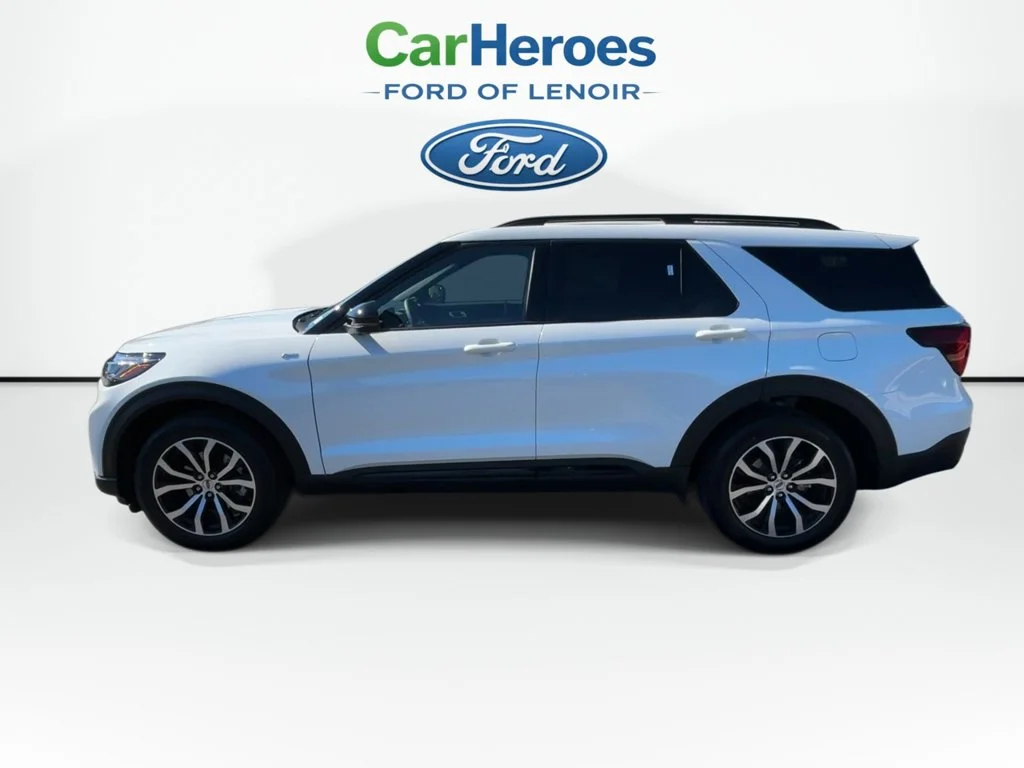 New 2027 Star White Metallic Tri-Coat Ford ST-Line image 5