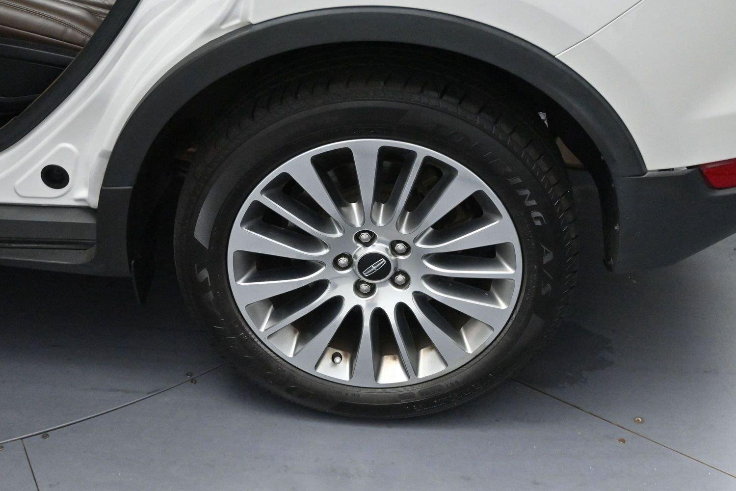 Used 2015 White Platinum Metallic Tri-Coat Lincoln FWD 4dr image 27