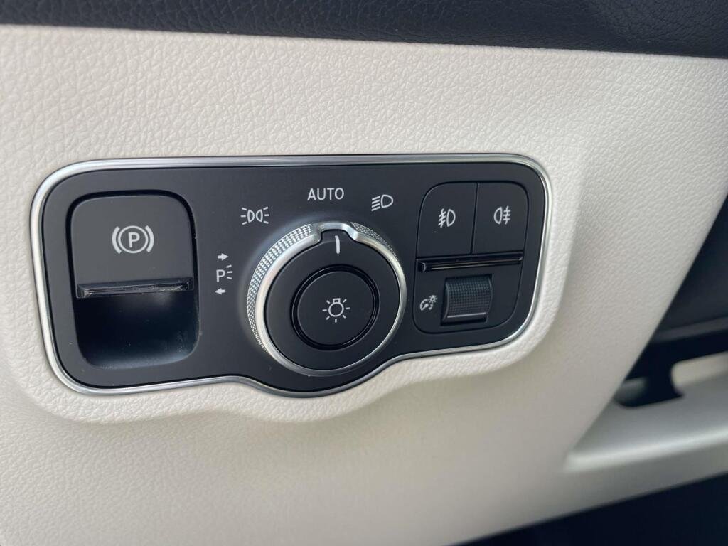 New 2026 Cirrus Silver Metallic Mercedes-Benz GLB 250 image 37