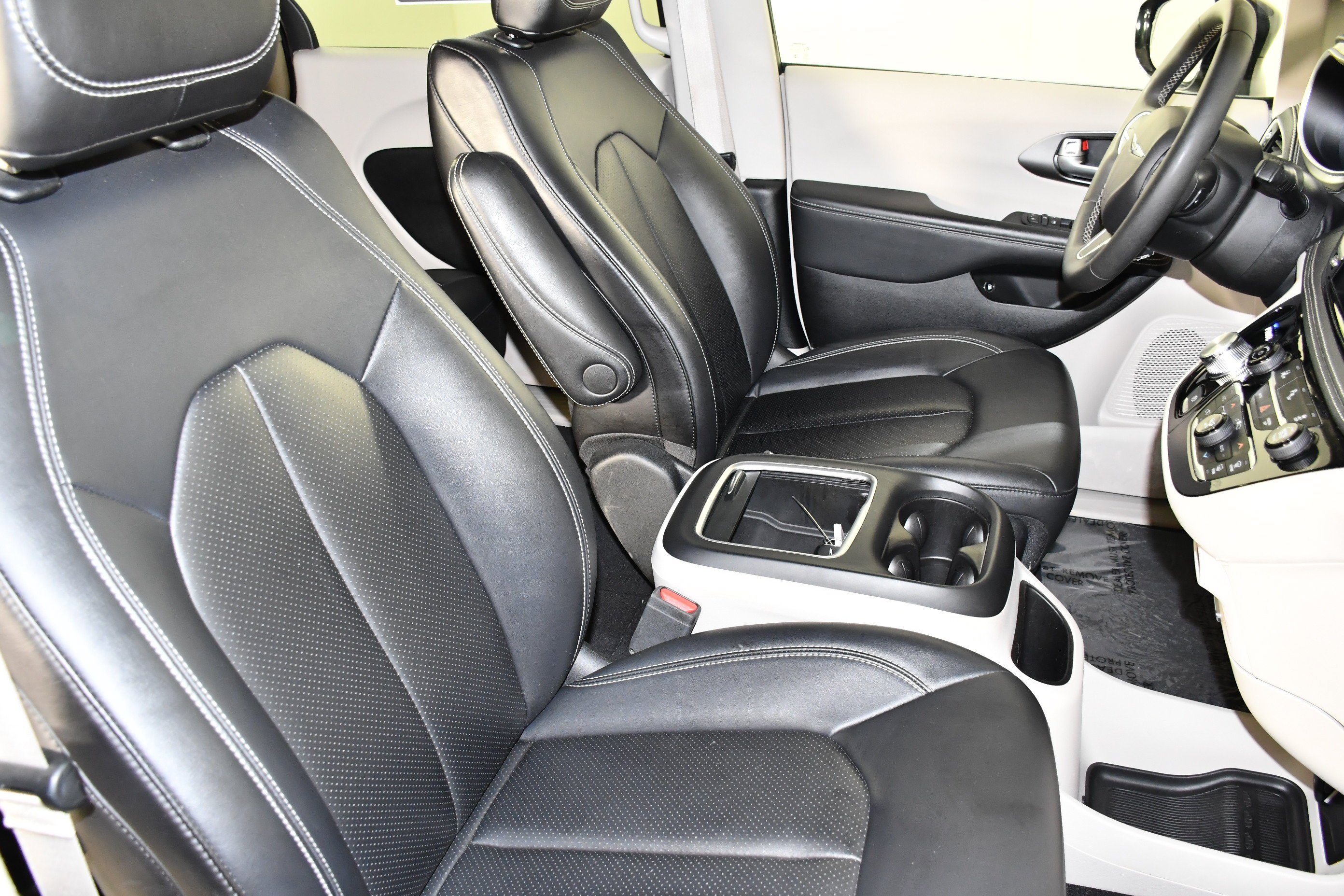 Used 2024 Diamond Black Crystal Pearlcoat Chrysler Hybrid Select image 41