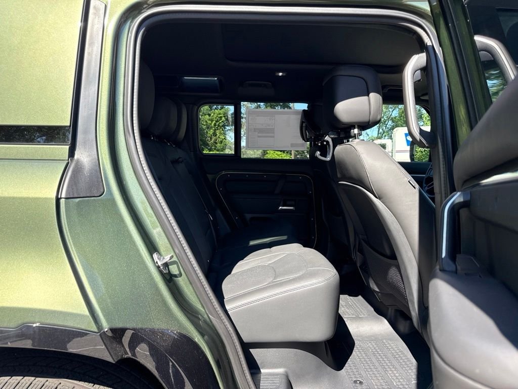 New 2026 Woolstone Green Land Rover X-Dynamic SE image 15