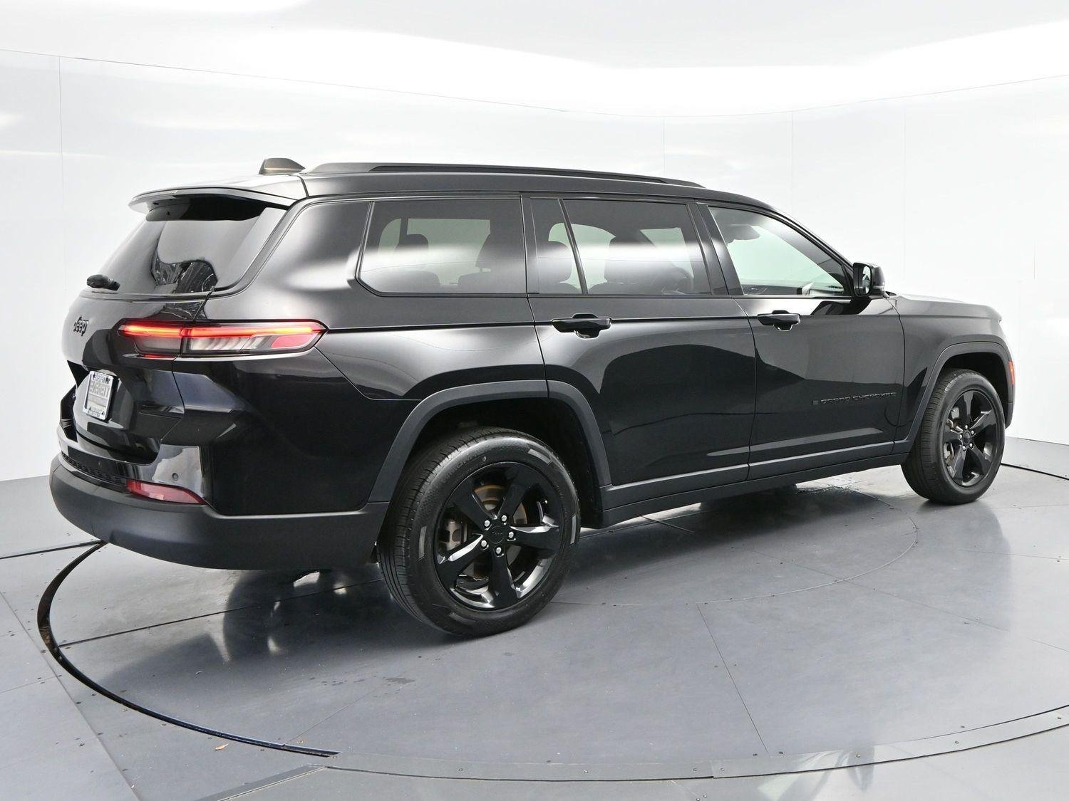 Used 2023 Diamond Black Crystal Pearlcoat Jeep Altitude image 7