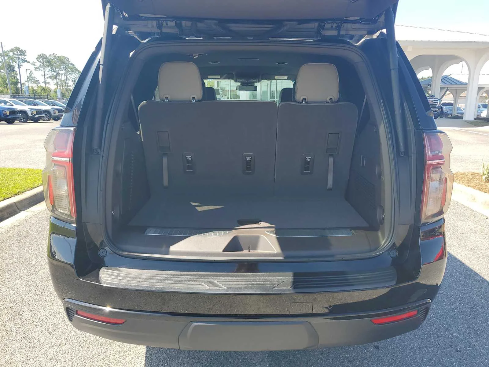 Used 2023 Black Chevrolet Z71 image 5