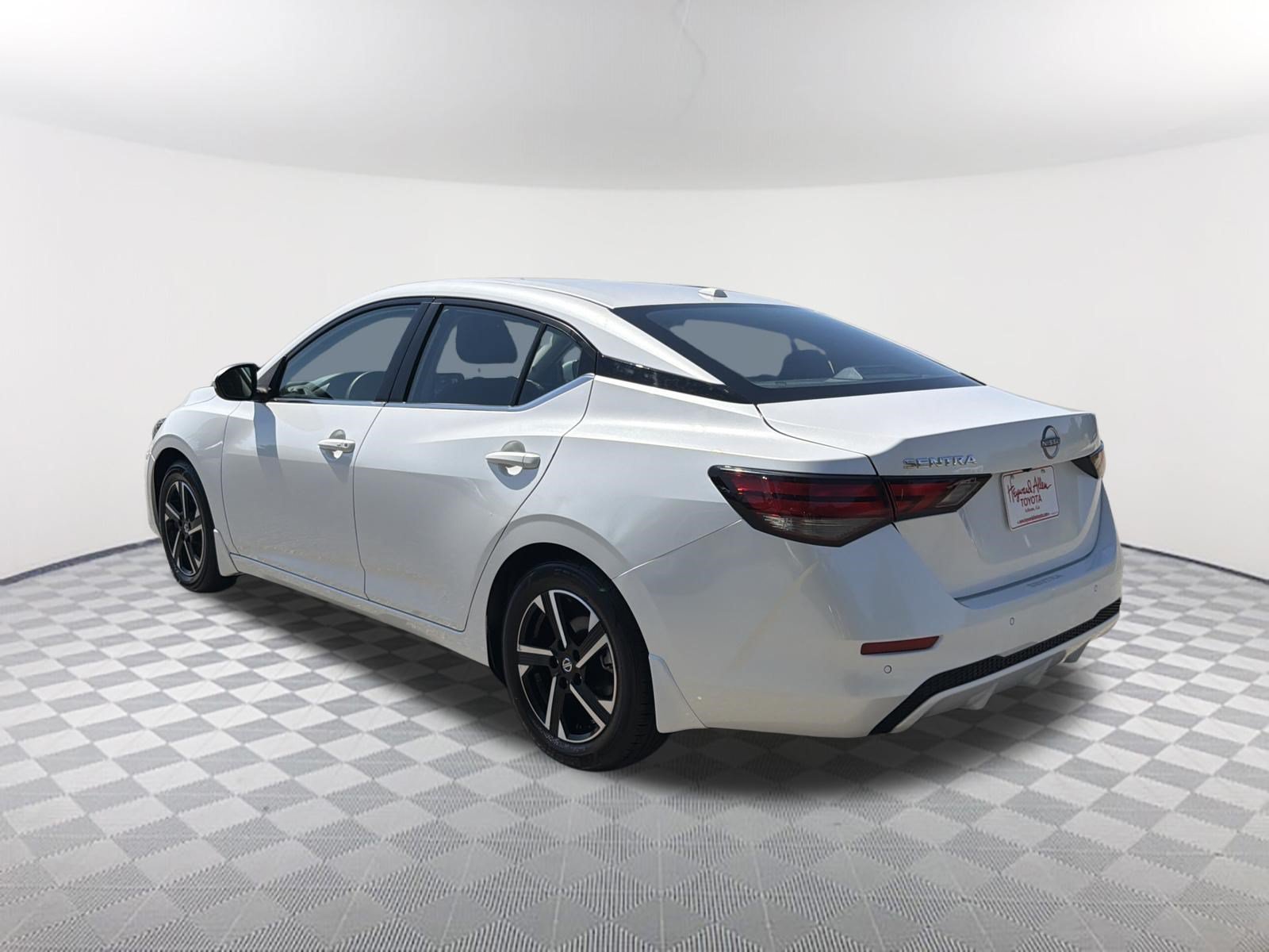 Used 2025 Aspen White Tricoat Nissan SV image 14