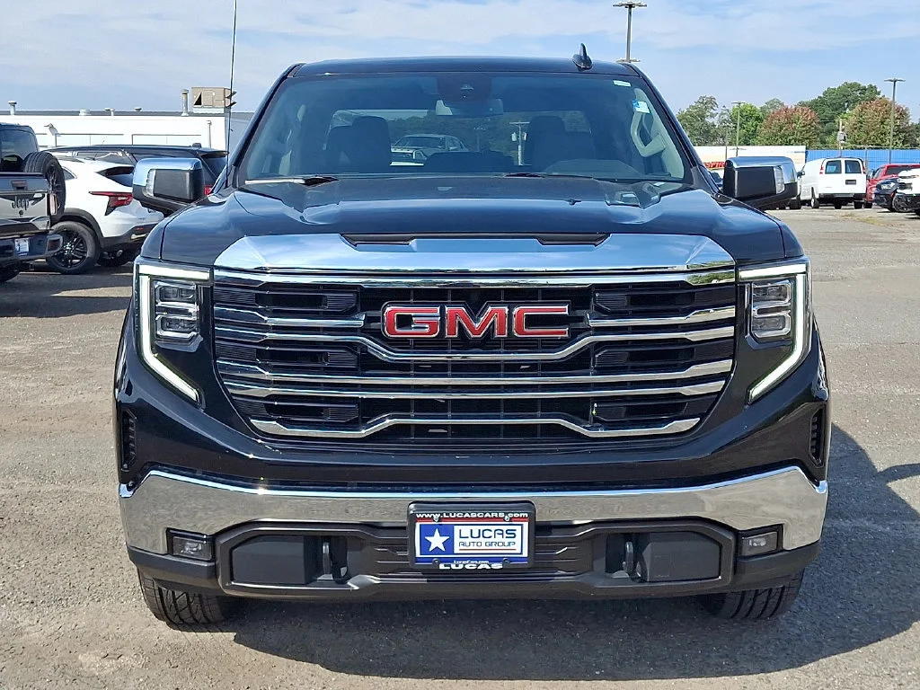 Used 2025 Onyx Black GMC SLT image 4