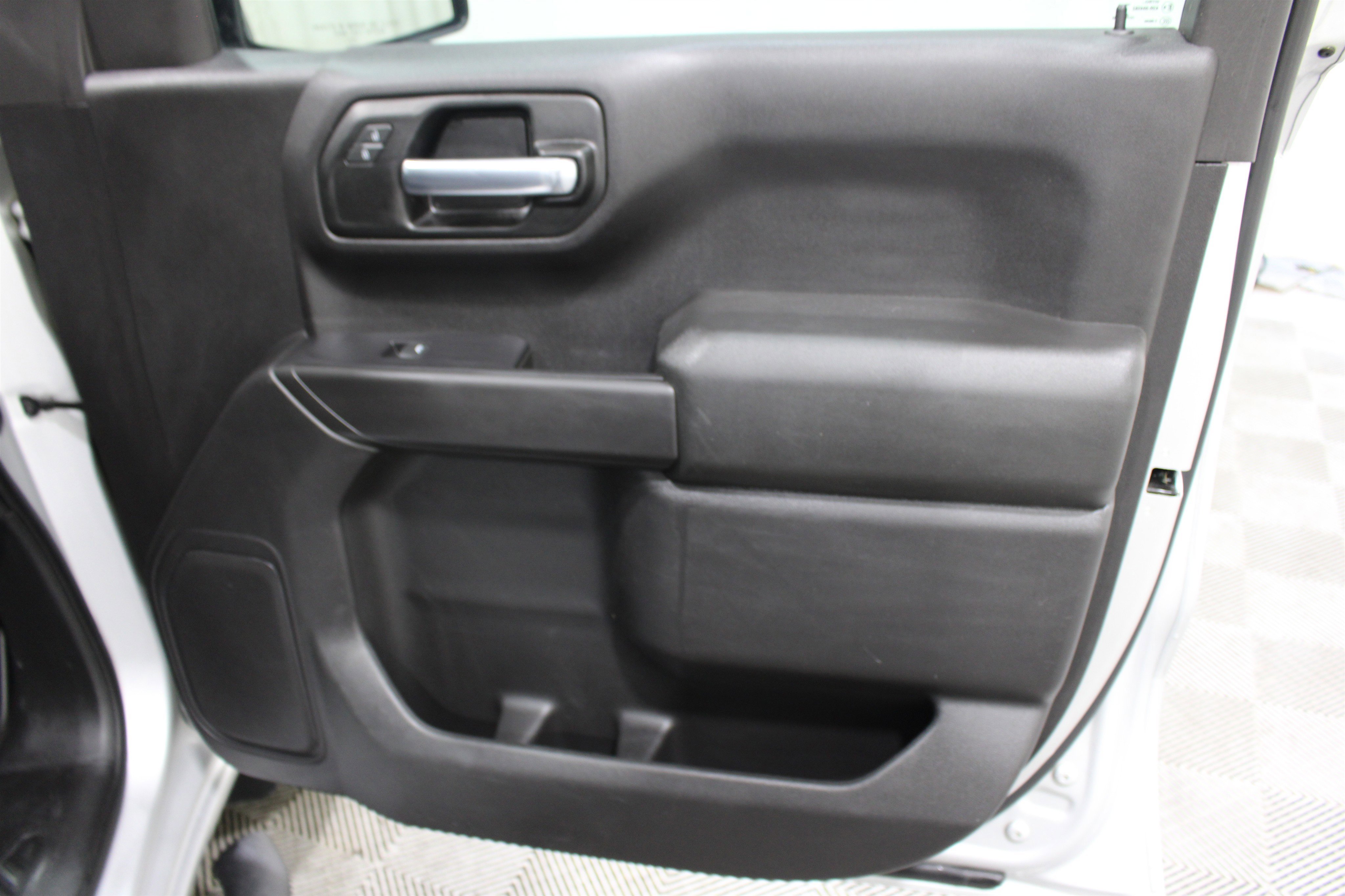 Used 2021 Silver Ice Metallic Chevrolet Custom image 24