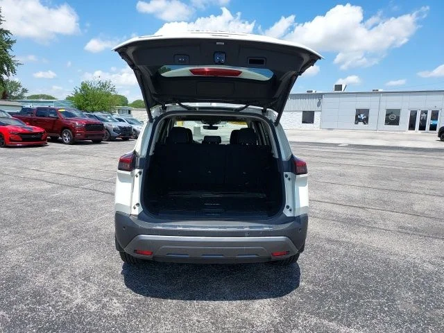 Used 2023 White Nissan SL image 7